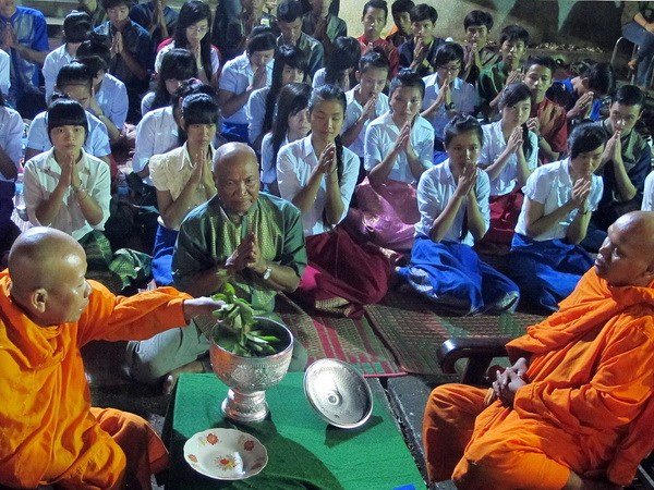 Nghi lễ cúng Trăng của đồng bào Khmer. (Ảnh: Trung Hiếu/TTXVN)